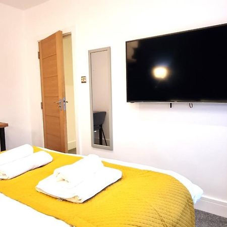Spacious 6 Bedroom House, 4 Bathrooms, Central, 2 Parking Spaces Swindon Exterior photo