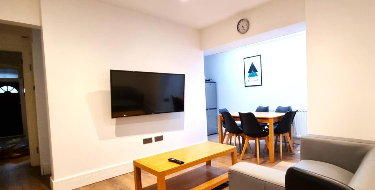 Spacious 6 Bedroom House, 4 Bathrooms, Central, 2 Parking Spaces Swindon Exterior photo