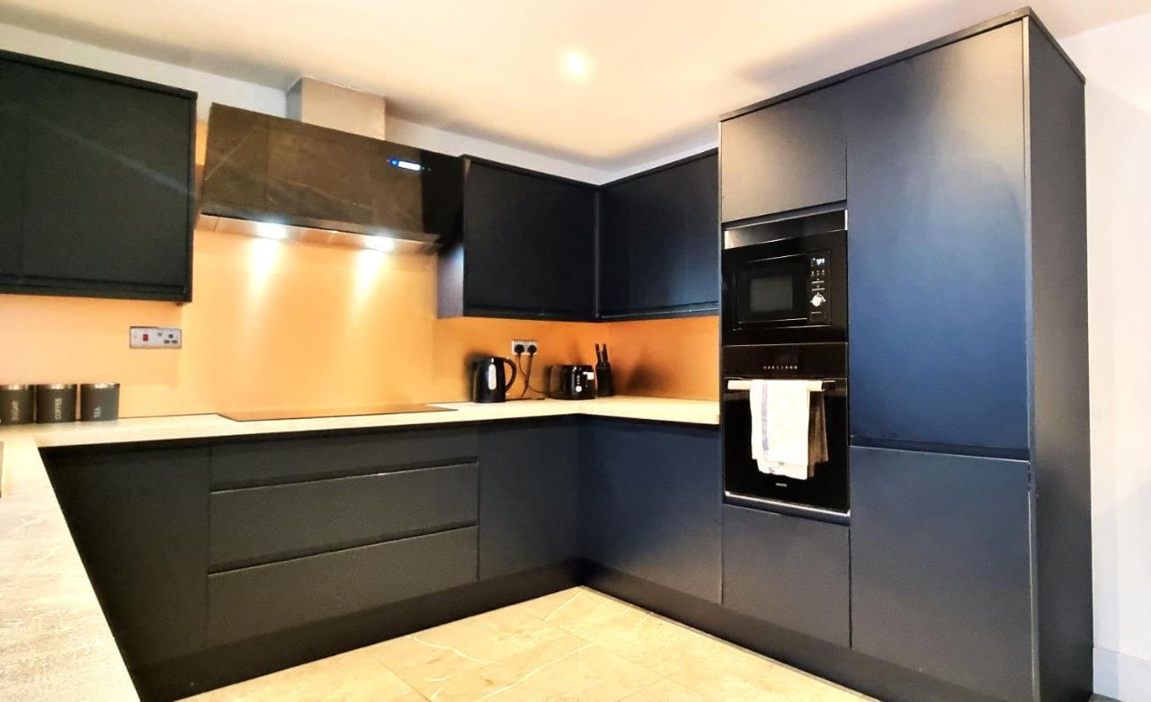 Spacious 6 Bedroom House, 4 Bathrooms, Central, 2 Parking Spaces Swindon Exterior photo